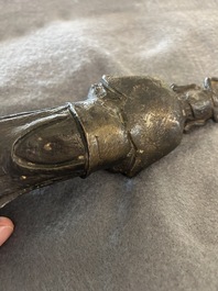 Drie Chinese bronzen figuren van Guanyu, Li Jing en een ambtenaar, Ming