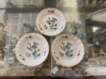 Vijf Chinese famille rose koppen en schotels met een reiger die een vis eet, Qianlong