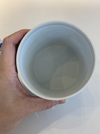 Een Chinese blauw-witte dekselpot met decor van antiquiteiten, Kangxi