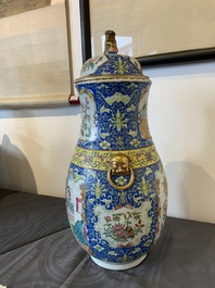 Een Chinese Canton famille rose dekselvaas met blauwe fondkleur, 19e eeuw
