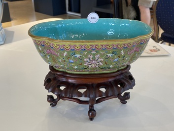 Een Chinese famille rose kom met olijfgroene fondkleur, Daoguang merk en periode