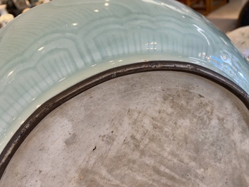 Een Chinese celadon 'lotus' schotel, Qianlong
