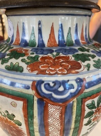 Een Chinese wucai vaas met houten deksel, Transitie periode