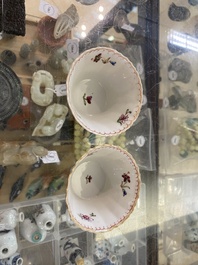 Vijf Chinese famille rose koppen en schotels met een reiger die een vis eet, Qianlong