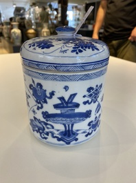 Een Chinese blauw-witte dekselpot met decor van antiquiteiten, Kangxi