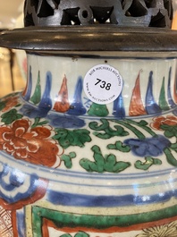 Een Chinese wucai vaas met houten deksel, Transitie periode
