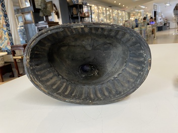 Deux bouddhas en bronze dor&eacute; et un en fer de fonte, Tibet, 19/20&egrave;me