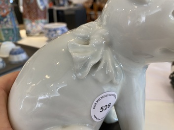 Een Chinees blanc de Chine model van een kat op houten sokkel, Republiek