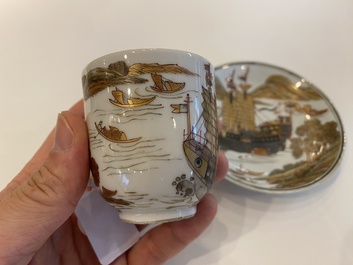 Een zeldzame Chinese grisaille, ijzerrode en vergulde kop en schotel met een handelsschip, Yongzheng/Qianlong