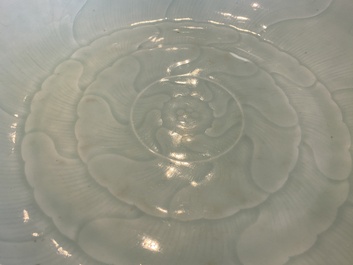 Een Chinese celadon 'lotus' schotel, Qianlong