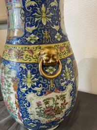 Een Chinese Canton famille rose dekselvaas met blauwe fondkleur, 19e eeuw