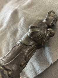 Drie Chinese bronzen figuren van Guanyu, Li Jing en een ambtenaar, Ming