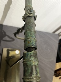 Een bronzen Khmer draagstoel-element, Cambodja of Thailand, wellicht Angkor periode, 13e eeuw