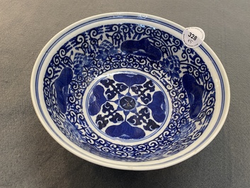 Drie Chinese famille rose schotels en twee kommen, Qianlong en later
