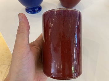 Deux vases et un pot &agrave; pinceaux en porcelaine de Chine en sang de boeuf et bleu poudr&eacute; monochrome, 18/19&egrave;me