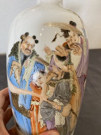 Twee Chinese famille rose vazen, Cao Mulin 曹木林 en Wang Bu 王步 merken, &eacute;&eacute;n gedateerd 1980