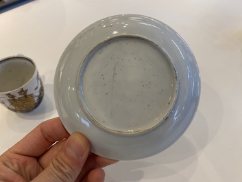 Een zeldzame Chinese grisaille, ijzerrode en vergulde kop en schotel met een handelsschip, Yongzheng/Qianlong