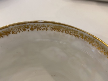 Een Chinese famille rose dekselkom, twee koppen en een schotel met een jachtsc&egrave;ne, Qianlong