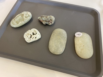 Vijf Chinese snijwerken in celadon en witte jade, 19/20e eeuw