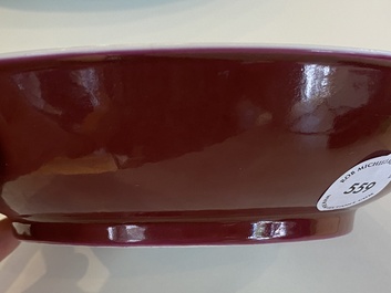 Een Chinees monochroom koperrood bord, Guangxu merk en periode