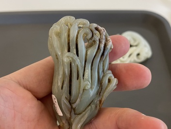 Vijf Chinese snijwerken in celadon en witte jade, 19/20e eeuw
