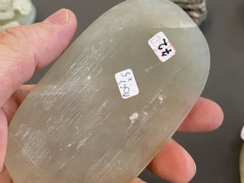 Vijf Chinese snijwerken in celadon en witte jade, 19/20e eeuw