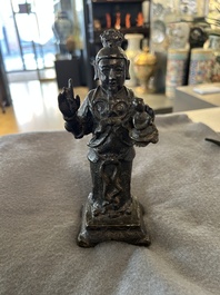 Drie Chinese bronzen figuren van Guanyu, Li Jing en een ambtenaar, Ming