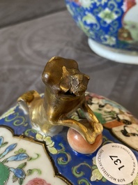 Een Chinese Canton famille rose dekselvaas met blauwe fondkleur, 19e eeuw