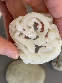 Vijf Chinese snijwerken in celadon en witte jade, 19/20e eeuw