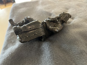 Drie Chinese bronzen figuren van Guanyu, Li Jing en een ambtenaar, Ming