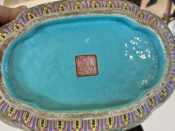 Een Chinese famille rose kom met olijfgroene fondkleur, Daoguang merk en periode