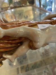 Een Chinese faux-bois exportporseleinen sokkel met twee knapen, Qianlong