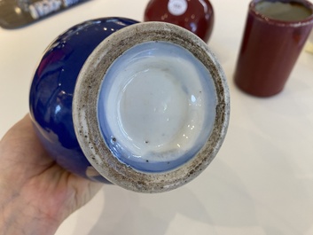Deux vases et un pot &agrave; pinceaux en porcelaine de Chine en sang de boeuf et bleu poudr&eacute; monochrome, 18/19&egrave;me