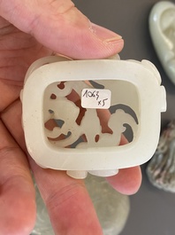 Vijf Chinese snijwerken in celadon en witte jade, 19/20e eeuw