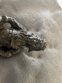 Drie Chinese bronzen figuren van Guanyu, Li Jing en een ambtenaar, Ming