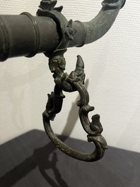 Een bronzen Khmer draagstoel-element, Cambodja of Thailand, wellicht Angkor periode, 13e eeuw