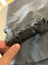 Drie Chinese bronzen figuren van Guanyu, Li Jing en een ambtenaar, Ming