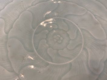 Een Chinese celadon 'lotus' schotel, Qianlong
