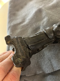 Drie Chinese bronzen figuren van Guanyu, Li Jing en een ambtenaar, Ming