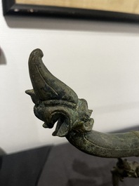 Een bronzen Khmer draagstoel-element, Cambodja of Thailand, wellicht Angkor periode, 13e eeuw