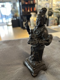 Drie Chinese bronzen figuren van Guanyu, Li Jing en een ambtenaar, Ming