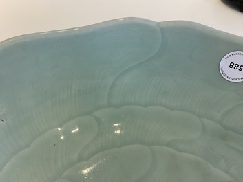 Een Chinese celadon 'lotus' schotel, Qianlong