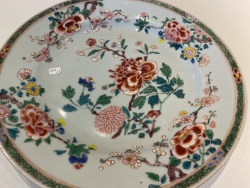 Een Chinese famille rose schotel en een paar borden, Yongzheng