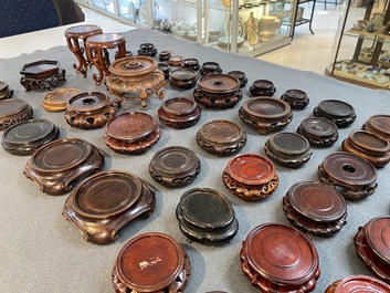 71 fraaie Chinese houten sokkels, 19/20e eeuw
