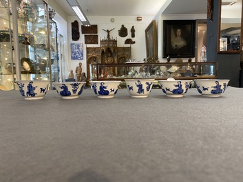 Zes Chinese blauw-witte koppen en schotels met dames met hondjes, Kangxi