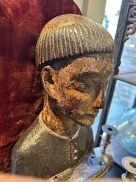 Sculpture d'un moine au coffret en bois dor&eacute; et polychrom&eacute;, probablement Espagne, 16&egrave;me