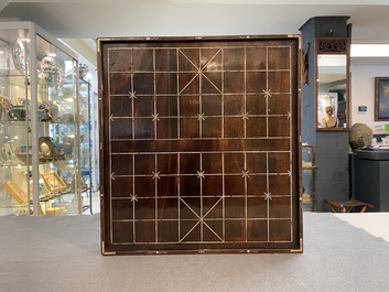 Echiquier de Xiangqi en bois incrust&eacute; de nacre, Chine, 19&egrave;me