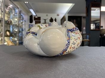 Sculpture de Bouddha en porcelaine de Chine famille rose sur socle en bois, marque de Zhu Mao Ji Zao 朱茂記造, R&eacute;publique