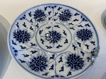 Een Chinese famille rose 'honderd vleermuizen' schotel en een blauw-wit 'lotus' bord, Guangxu merk en periode