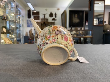 Een fijne Chinese famille rose theepot met mandarijns decor, Qianlong